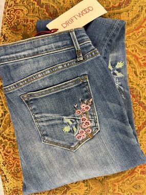 Driftwood - Audrey 29/31
Light Blue Embroidered Birds and Floral Jeans